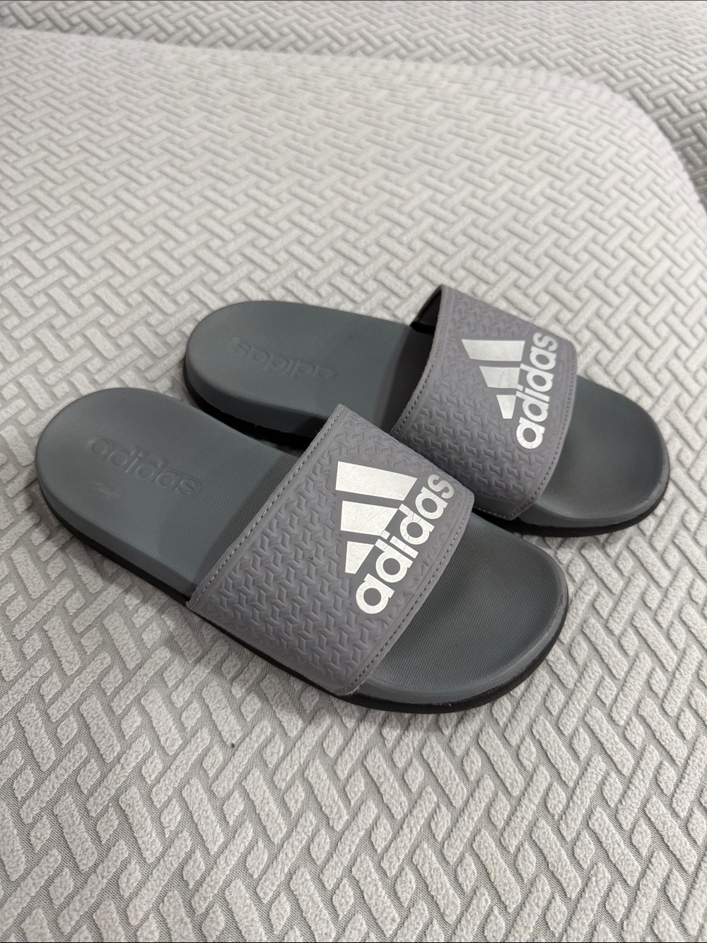 Adidas Grey Sportswear Adilette Aqua Slides Size 1 Kids Comfy Swim Shoes - Picture 3 of 9
